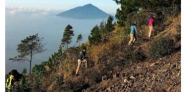 Pemuda Naik Gunung Kaget Saat Selfie Ada Sosok Misterius