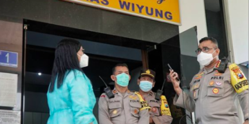 Pastikan Vaksinasi Covid-19 Tidak Ada Kendala,  Kapolrestabes Surabaya Turun Ke Jalan