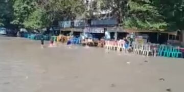 Gelombang Tinggi Hantam Pantai Kenjeran Warga Pesisir Diminta Waspada