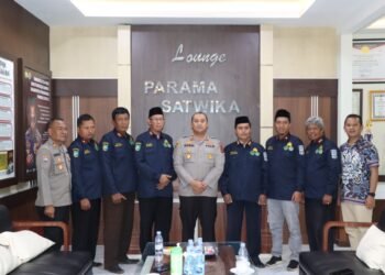 Kapolres Tanah Laut Jalin Kesatuan Dan Persatuan, Serahkan Lansung Seragam FKUB