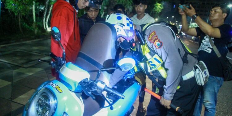 Antisipasi Balap Liar, Satlantas Bersama Sie Dokkes Polrestabes Surabaya Gelar Ops Stasioner