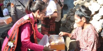 Ketum Bhayangkari Berikan Bantuan Kepada Anak Stunting dan Disabilitas di Desa Reruwairere